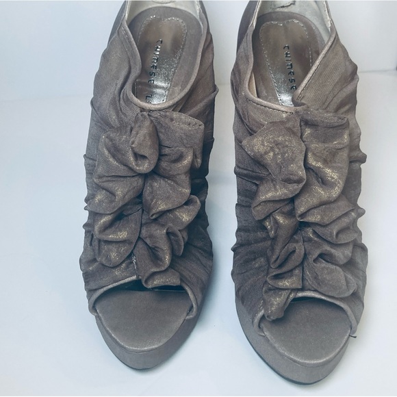 1” Platform Metallic Brown 'Haylie' Chiffon Ruffle Heels Sz 8.5 Chinese Laundry - Picture 5 of 14
